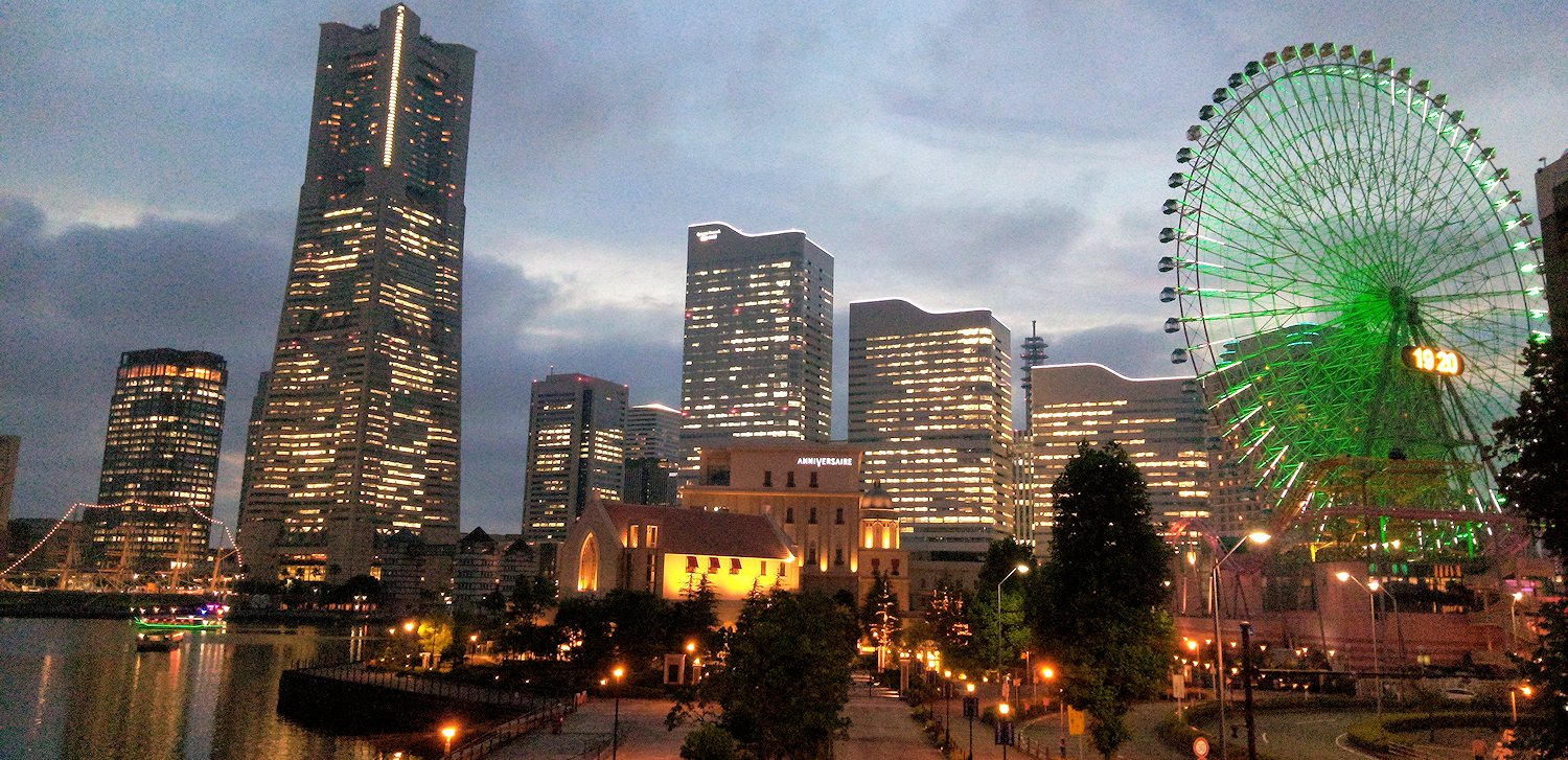 みなとみらい 右はコスモクロック21